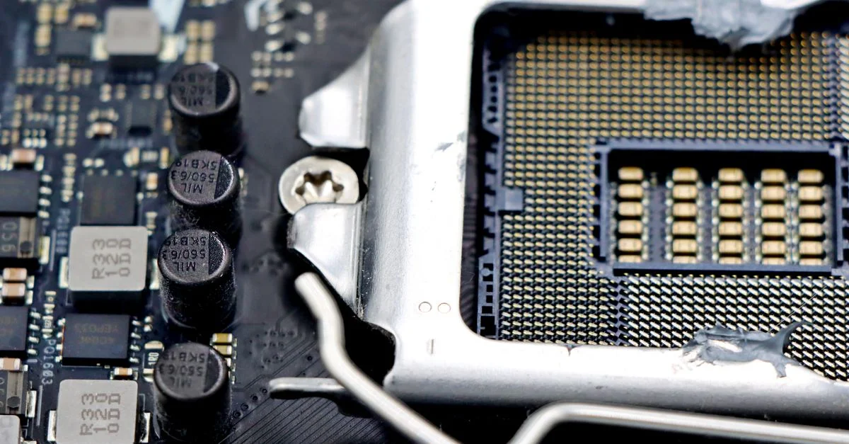 Image détaillée en gros plan d'un socket de processeur et de ses composants sur une carte mère.